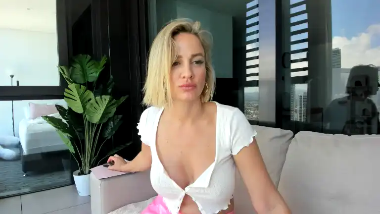 Annaroyalee – Streamate Recorded Cam Show – 2025-10-29 13:55:04