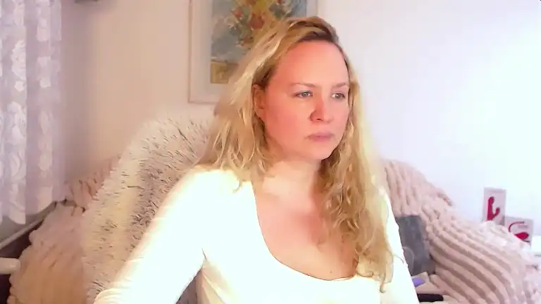 Lauraskyx – Streamate Recorded Cam Show – 2026-07-20 10:04:19