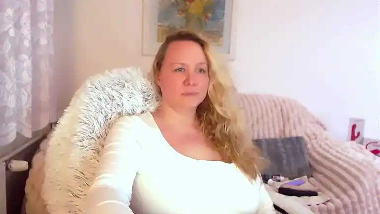 Lauraskyx – Streamate Recorded Cam Show – 2025-04-03 18:29:09